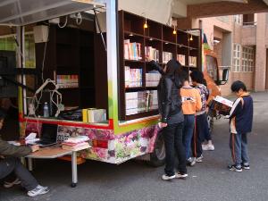 鄉公所圖書車定期到校 ，開新視窗